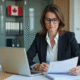 Femme d'affaires canadienne examinant des documents de privacy