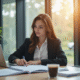 Jeune femme confiante lisant des documents juridiques au bureau